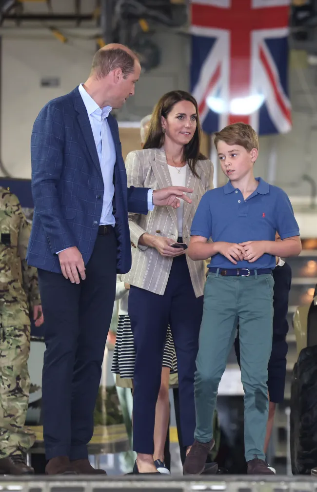 El Príncipe George se veía notablemente más alto cuando estaba parado junto a sus padres hoy.