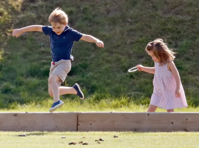El príncipe George también era fanático de las zapatillas azul marino cuando era niño y usó el estilo Trotters para un partido de polo en 2018.