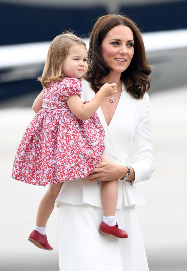 La princesa Charlotte usó los zapatos usados ​​de su tío Harry para un viaje a Polonia en 2017.