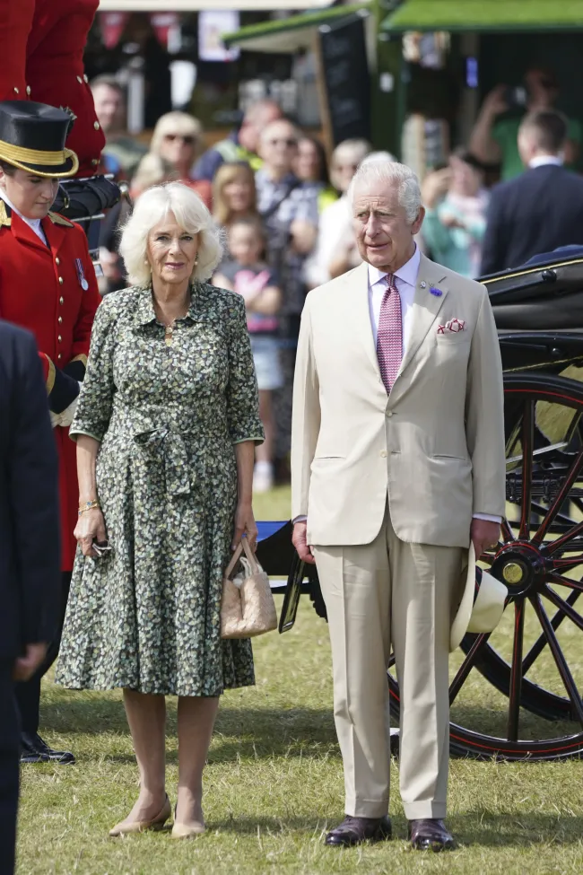 La reina Camila y el rey Carlos llegaron en carruaje para las festividades del miércoles.