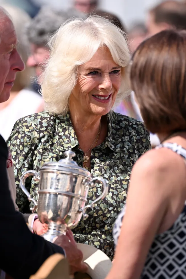 Camilla parecía estar en su elemento mientras charlaba con los ganadores del espectáculo.