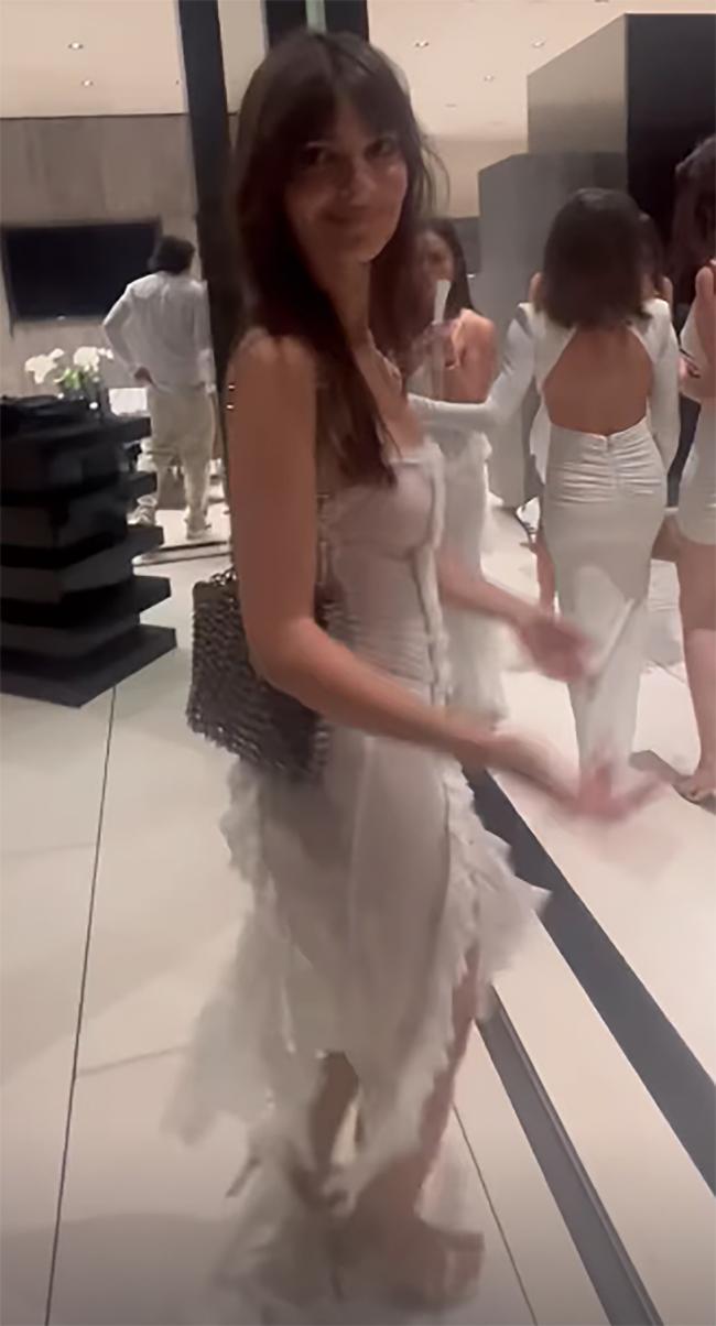 Emily Ratajkowski hizo twerking con un vestido transparente en la White Party de Michael Rubin en los Hamptons el lunes.