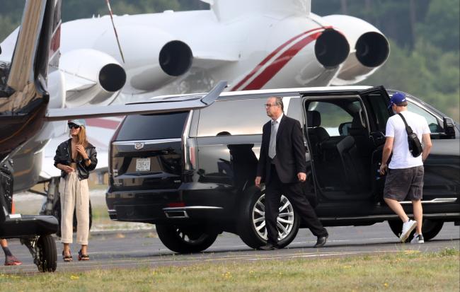Leonardo DiCaprio aterrizó en los Hamptons durante el fin de semana con una mujer misteriosa.