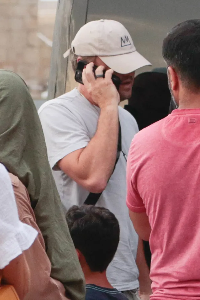 DiCaprio jugó genial con una gorra y una camiseta informal.