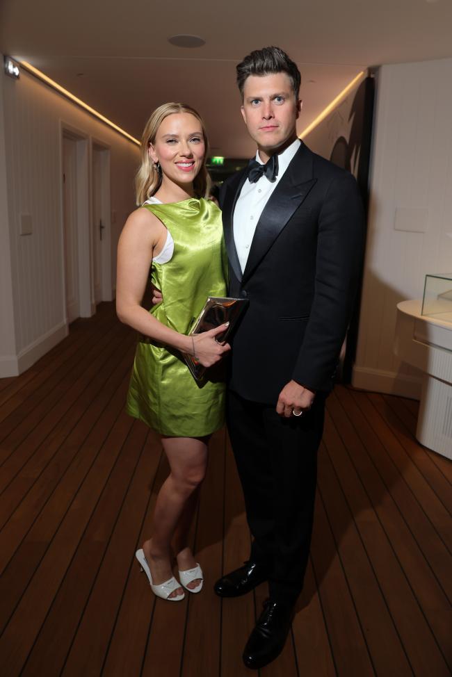 Según un espía, Scarlett Johansson y más asistieron a la fiesta de cumpleaños de Colin Jost.