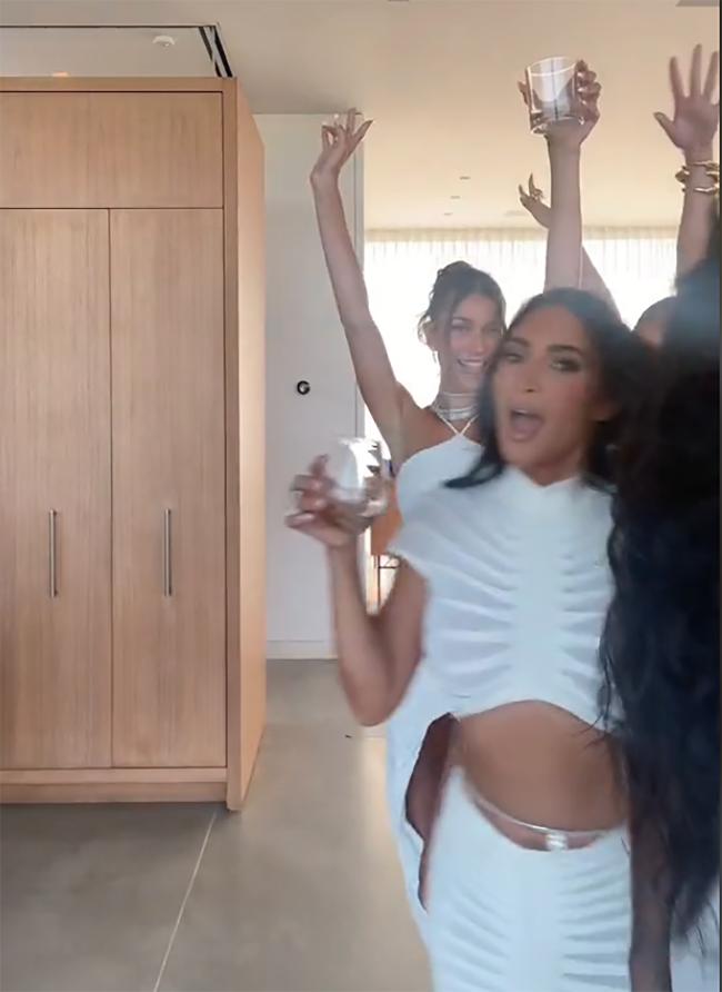 Kardashian disfrutó de una bebida mientras los amigos se preparaban para las festividades del 4 de julio.