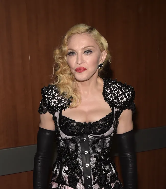 Algunos usuarios de Twitter piensan que la madre de dos hijos está empezando a parecerse a Madonna.