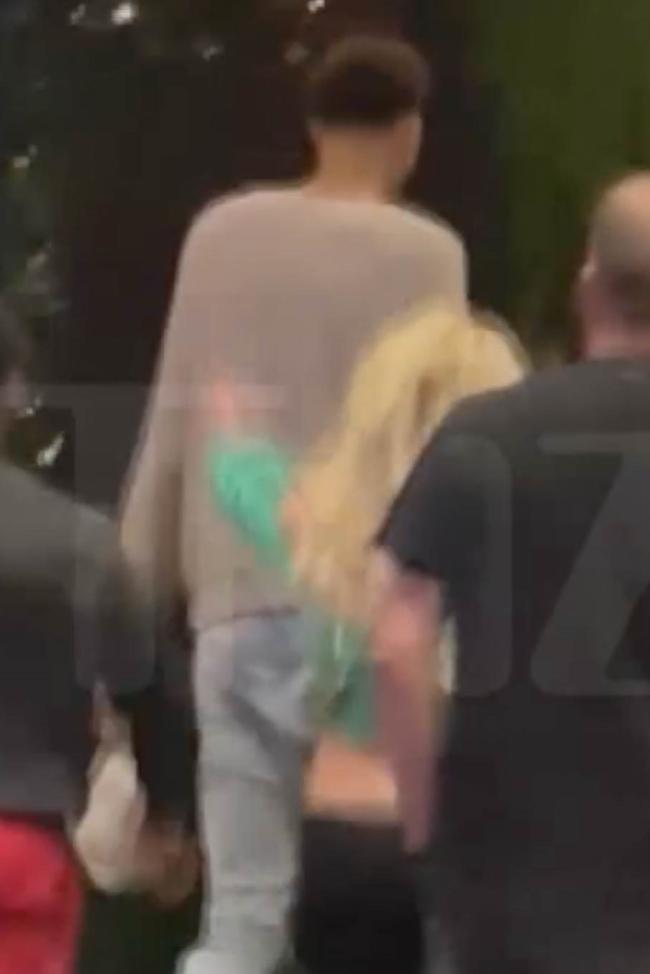 Spears se acercó a Wembanyama en Las Vegas el miércoles por la noche para tratar de tomarse una foto con él.