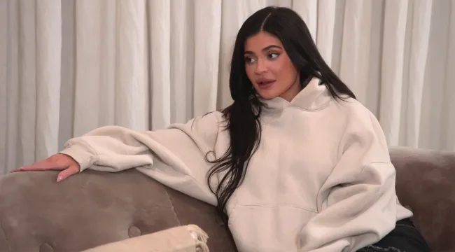 Jenner usó una sudadera cómoda mientras compartía las noticias sobre su operación de senos en el programa.