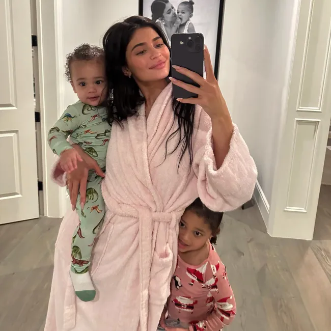 La madre de dos posó con sus hijos Aire y Stormi en una dulce foto de Instagram.