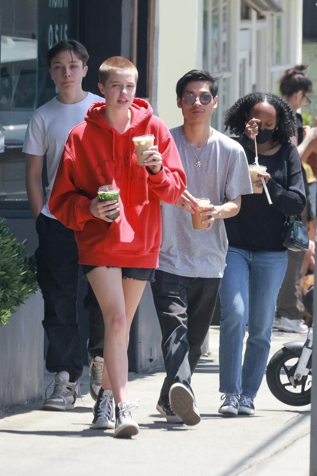 Pax, Zahara, Shiloh y Knox toman café en Los Ángeles.