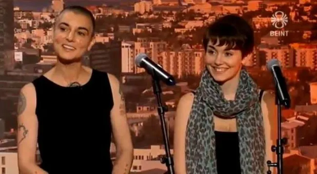 Roisin, que ahora es pastelera, cantó a dúo con su madre en la televisión en vivo en 2014.