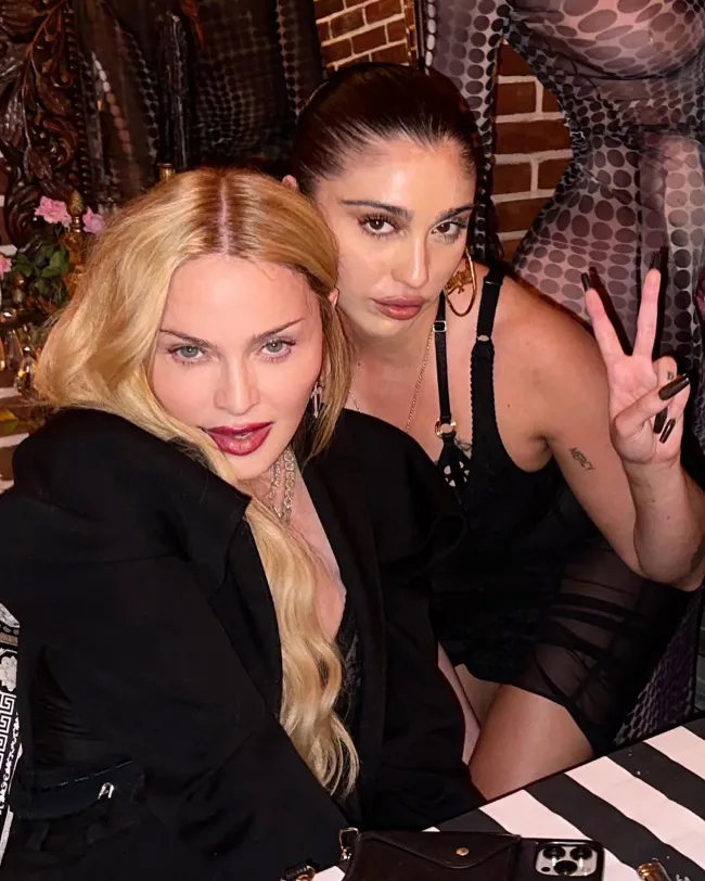 Madonna con su hija Lourdes León