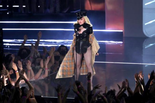 Madonna bailando en el escenario