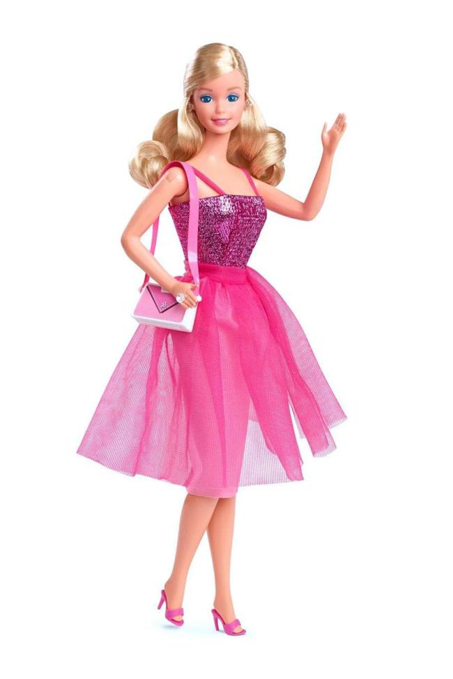 La clásica Barbie cambia su traje por un elegante traje de noche.