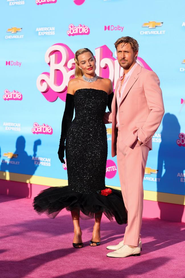 Ryan Gosling, quien interpreta a Ken en la película, también estaba en el tema con un traje rosa de Gucci.