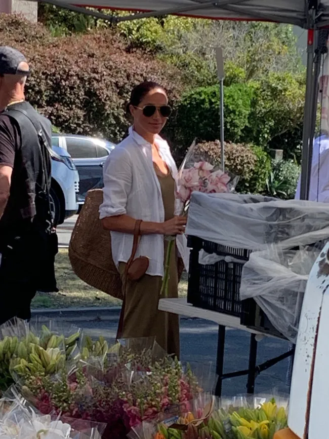 Meghan Markle fue vista de compras en el mercado de agricultores de Montecito el viernes.
