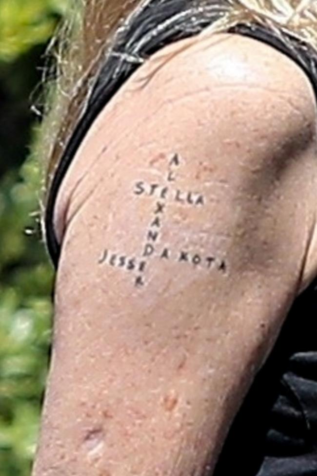 El tatuaje presenta los nombres de sus cuatro hijos.