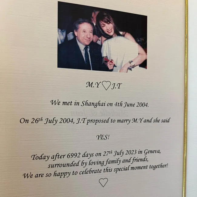 Una instantánea mostró la tarjeta de boda de la pareja, que presentaba dulces detalles de su historia de amor.