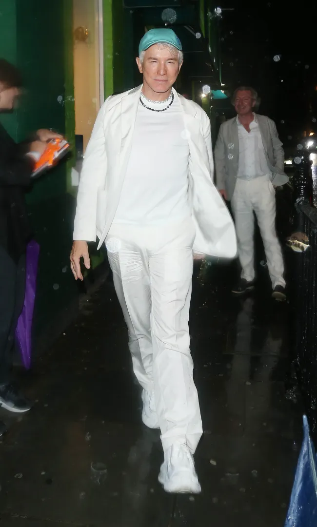 El afamado director Baz Luhrmann estaba radiante con un traje blanco.