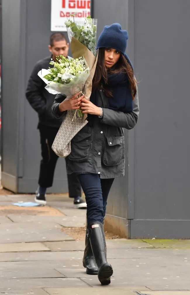 Markle salió con sus botas para comprar algunas flores en Londres antes de su boda en mayo de 2018.