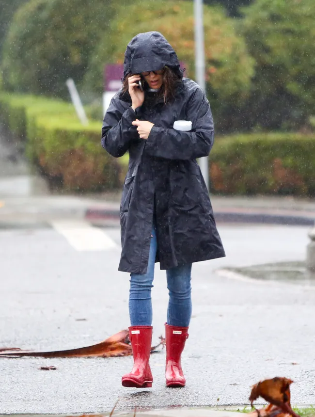 Jennifer Garner se puso botas de agua rojas brillantes para una caminata llovizna.