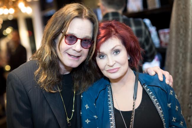Ozzy le dio crédito a su esposa, Sharon Osbourne, por ayudarlo a superar la batalla contra el Parkinson.