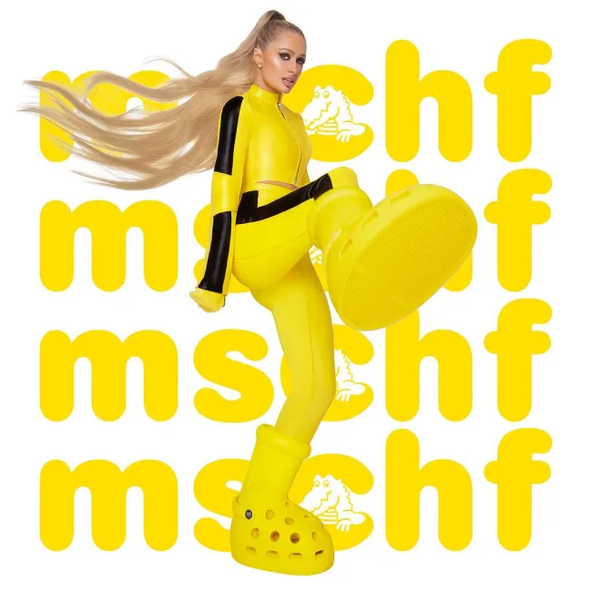 Viste un conjunto amarillo diferente para un segundo anuncio de MSCHF x Crocs.