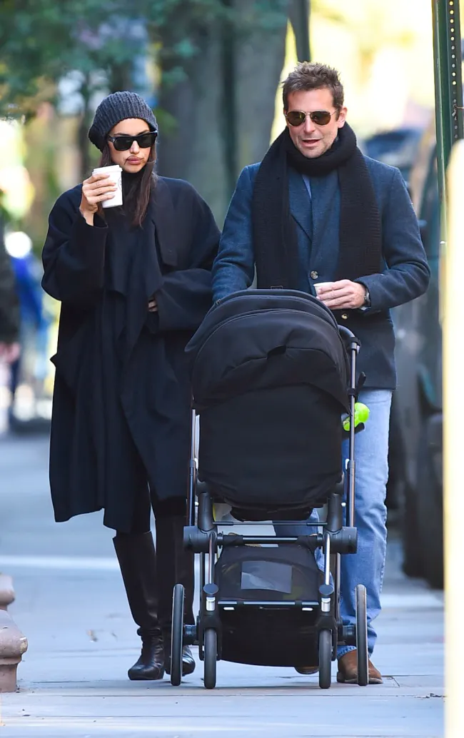 Shayk salió con el actor Bradley Cooper del 2015 al 2019. Le dieron la bienvenida a su hija Lea en marzo del 2017.