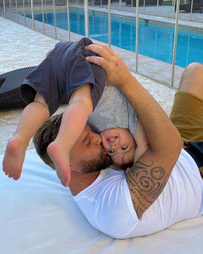 Ricky Martin con su hijo Renn.