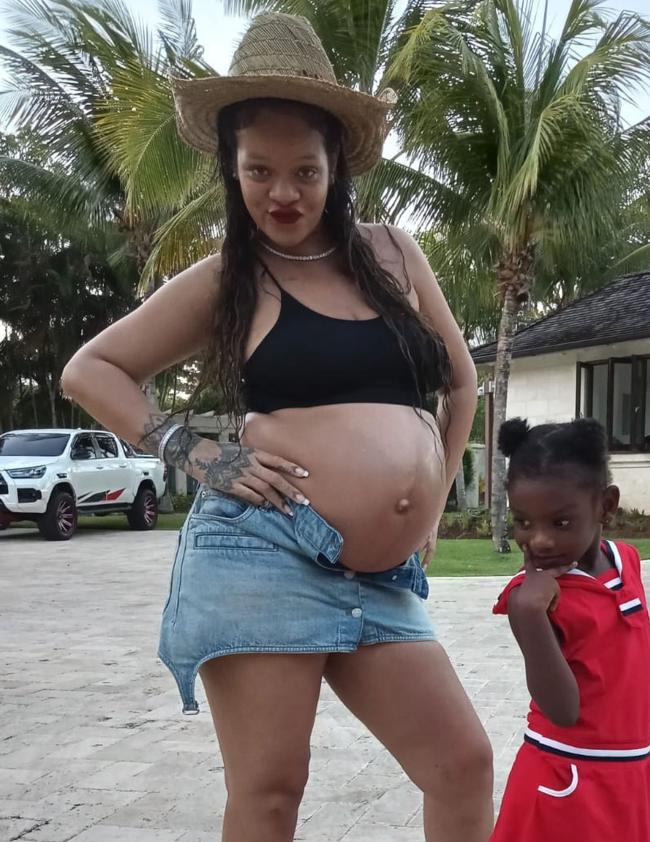 Rihanna mostró su barriguita mientras estaba fuera de casa en su Barbados natal durante el fin de semana.