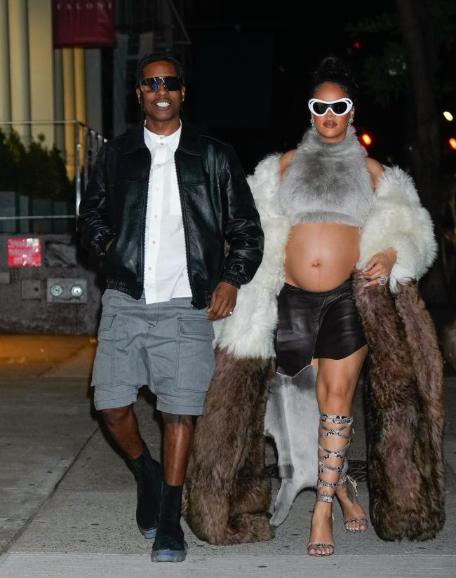 La cantante mostró su barriga con un atuendo peludo durante una cita nocturna con A$AP Rocky en mayo.