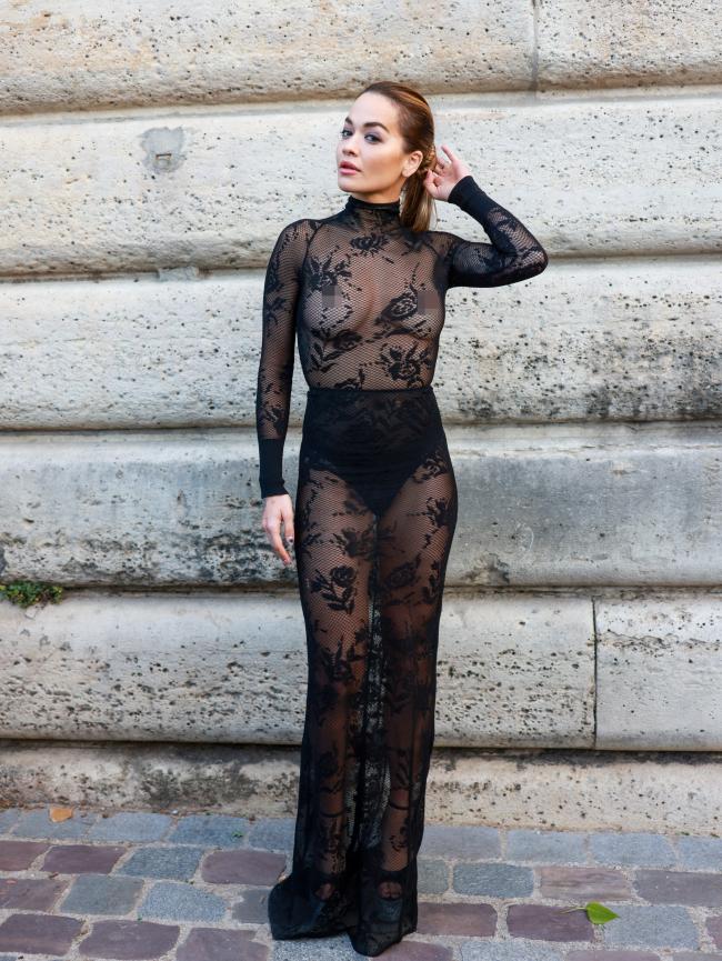 La cantante subió el calor con un vestido transparente ayer en la Semana de la Moda de París.