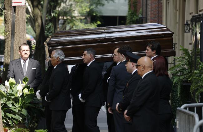 El ganador del Premio de la Academia vio cómo se colocaba el ataúd de su nieto en un coche fúnebre.