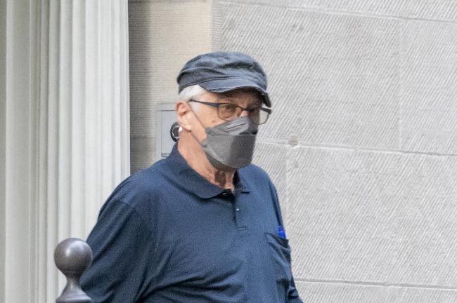 El ganador del Oscar fue fotografiado saliendo de su apartamento en el Upper East Side con una máscara facial el domingo.