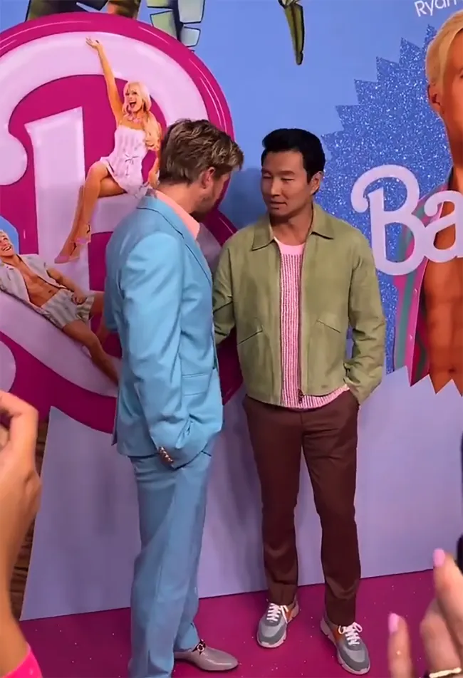 Ryan Gosling no pareció aprobar el gesto de Simu Liu en una alfombra roja de 