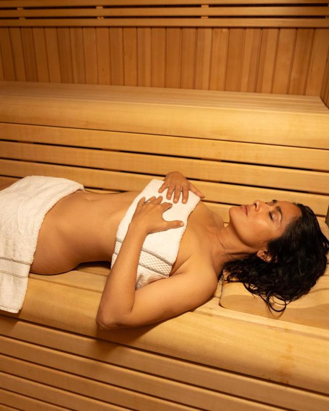 Apenas la semana pasada, publicó una foto sensual de ella descansando en un sauna.