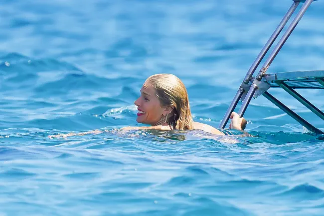 La actriz de “American Sniper” se dio un chapuzón en el agua clara.