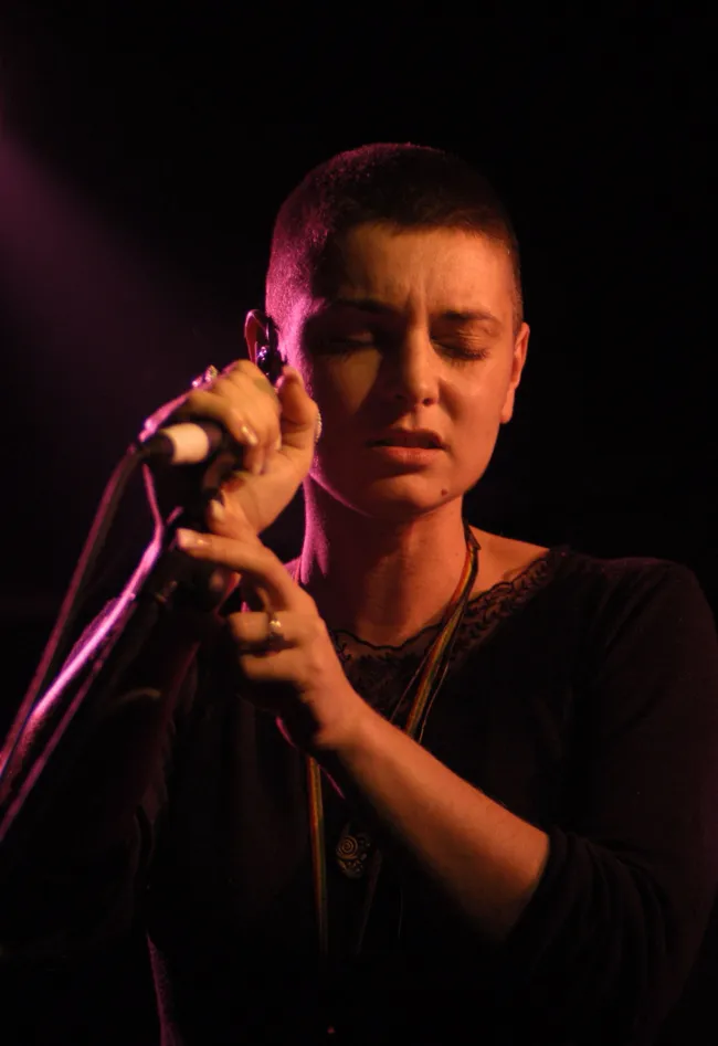 Sinéad O'Connor cantando en un micrófono