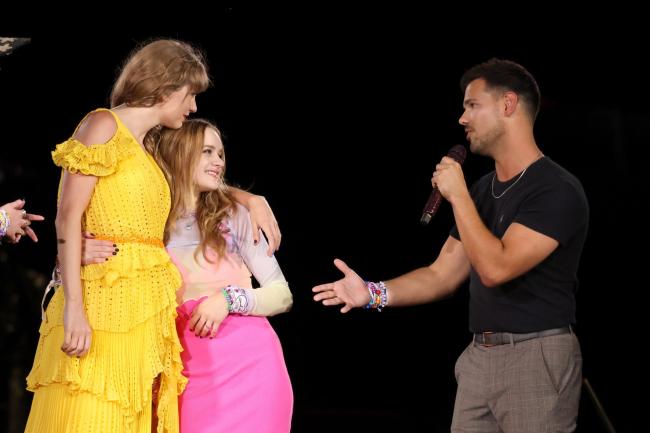 Taylor Swift llevó a su exnovio Taylor Lautner al escenario como parte de su 