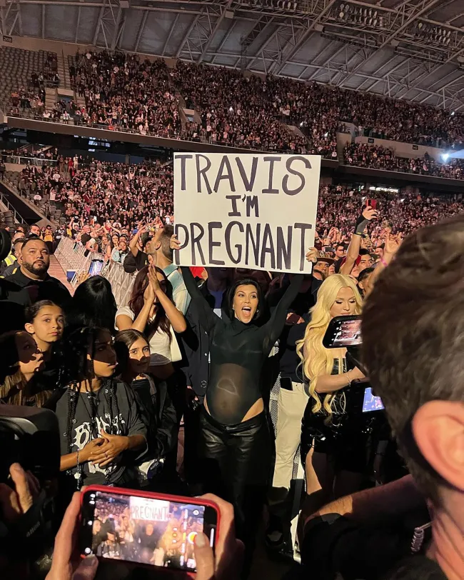 Kardashian usó un mono transparente mientras revelaba su embarazo al mundo.
