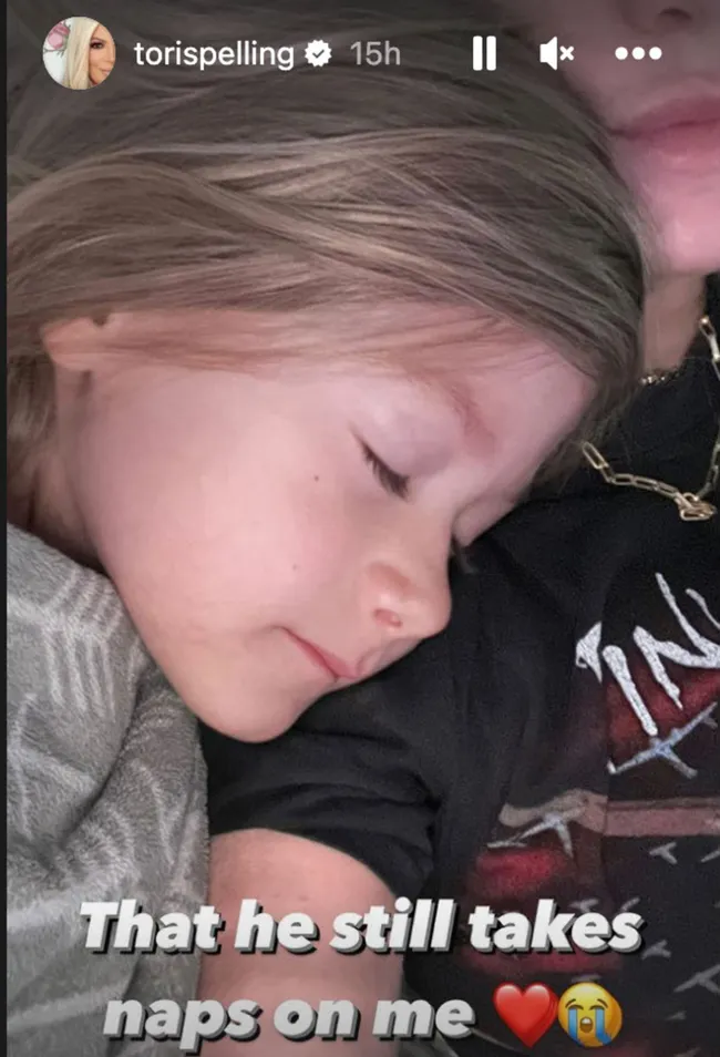 Se entusiasmó con su hijo Beau durmiendo la siesta sobre ella.