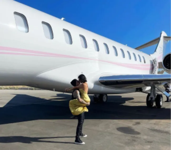 La pareja tomó su primer vuelo juntos en 2021 en el jet privado de su hermana Kylie Jenner.