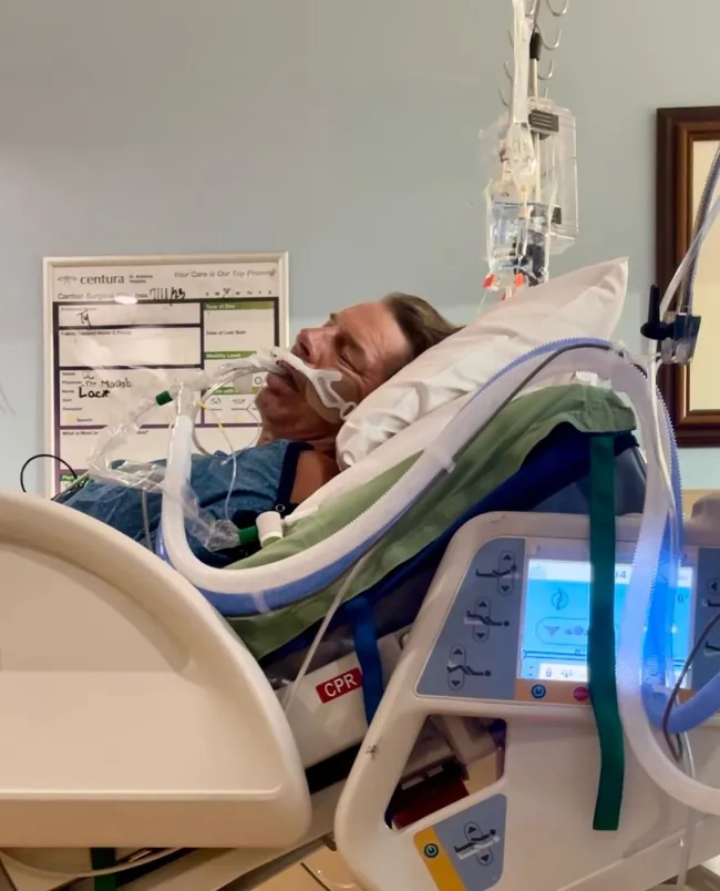 La estrella de televisión compartió fotos de sí mismo acostado en su cama de hospital.
