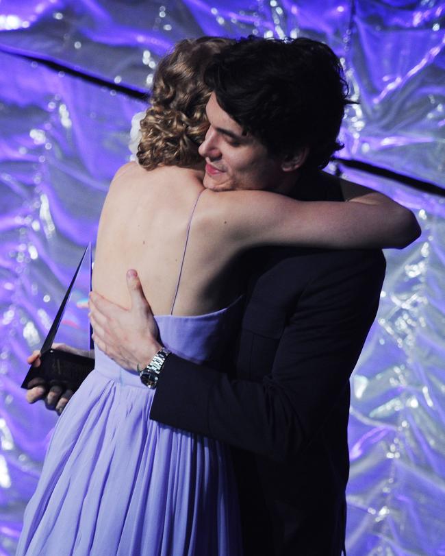 La pareja se abrazó después de que Mayer le entregó el premio.
