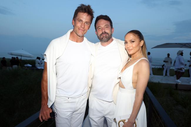 Tom Brady, Jennifer López y Ben Affleck se vistieron de blanco para la fiesta anual de los Hamptons.