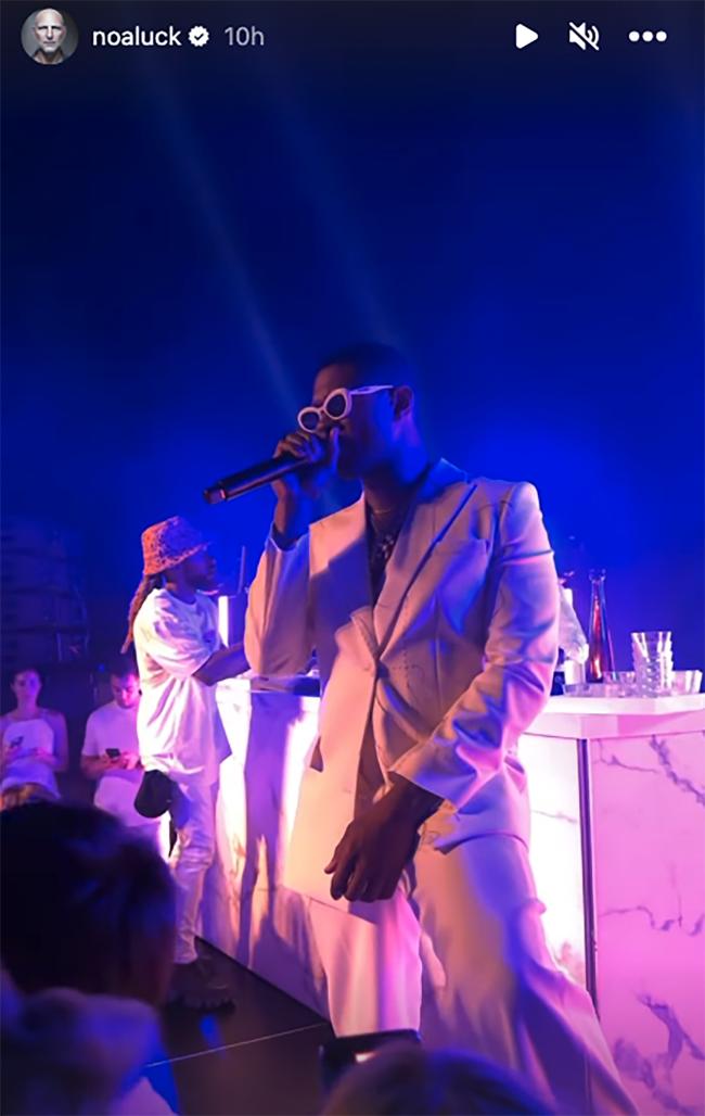 Usher ocupó el centro del escenario en la fiesta del 4 de julio de Michael Rubin.
