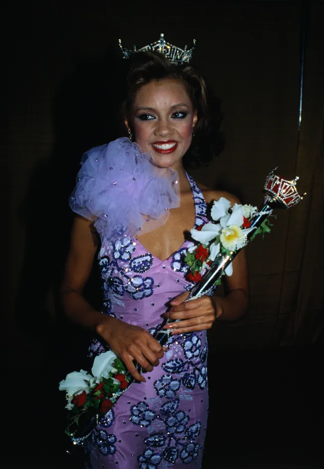 En 1983, Williams se convirtió en la primera mujer negra en ganar la corona de Miss América.