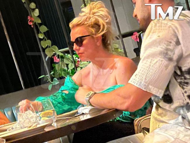 Spears continuó adentro de Catch para disfrutar de su cena a pesar de haber sido golpeada.