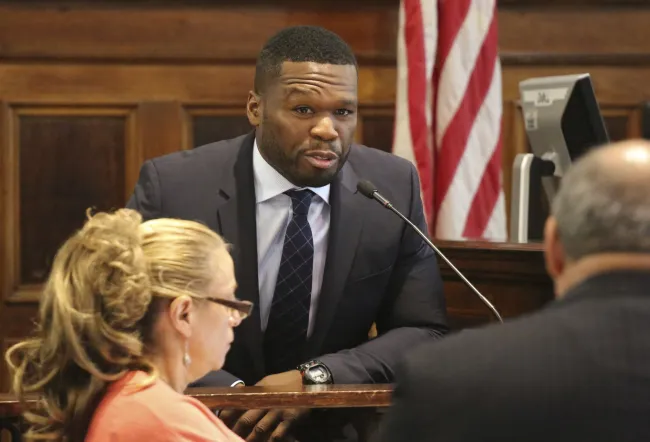50 Cent afirmó que no tenía intención de lastimar a nadie después de arrojar su micrófono al público durante un concierto.